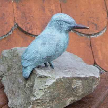 Eisvogel aus Bronze sitzt auf einem Stein